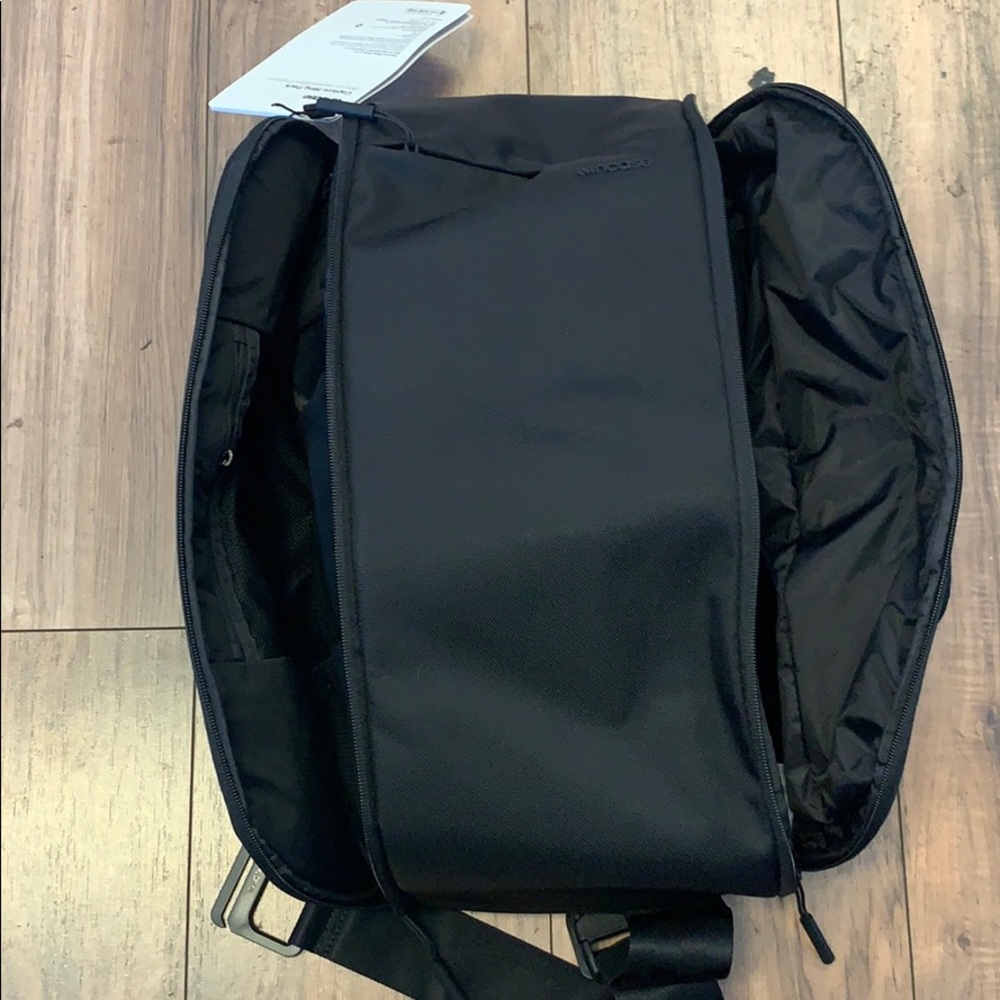 Incase Capture Sling Pack - Picture 3 of 3